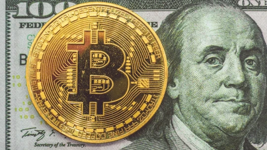 Cena bitcoinu je na rekordu. Poprvé překročila hranici 110 tisíc dolarů