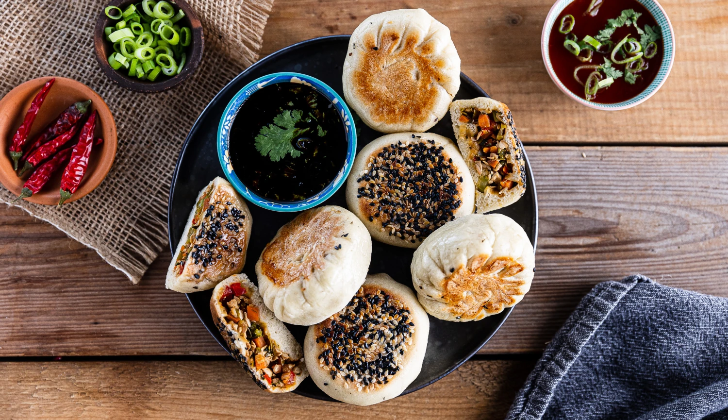 Vegan steamed buns. Nadýchané knedlíčky se zeleninou a uzeným tofu jako křupavá tečka za Veganuary