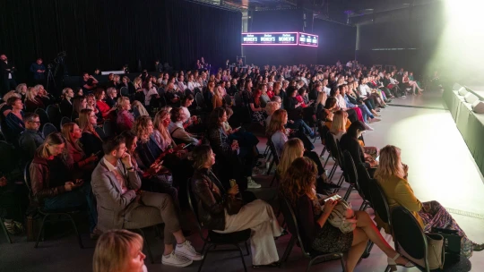 Stand-up jako terapie i 46 let k rovnosti mezd. Co zaznělo na největším setkání žen?